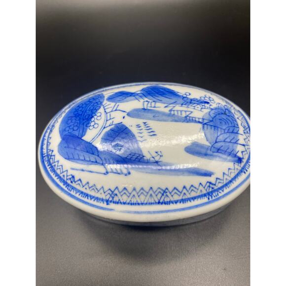 Vintage Oriental Porcelain Trinket Box in Oval shape White and Blue pattern. - Picture 3 of 9